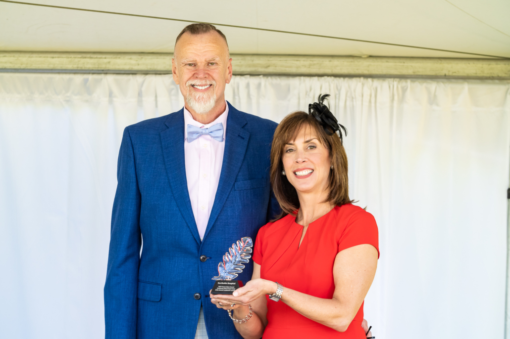 Northside Hospital Receives the 2022 Green Giant Award from Piedmont Park Conservancy. Pictured: Northside Hospital Director of Emergency Services Chris Munn and Piedmont Park Conservancy Board Chair Ellen Sacchi.